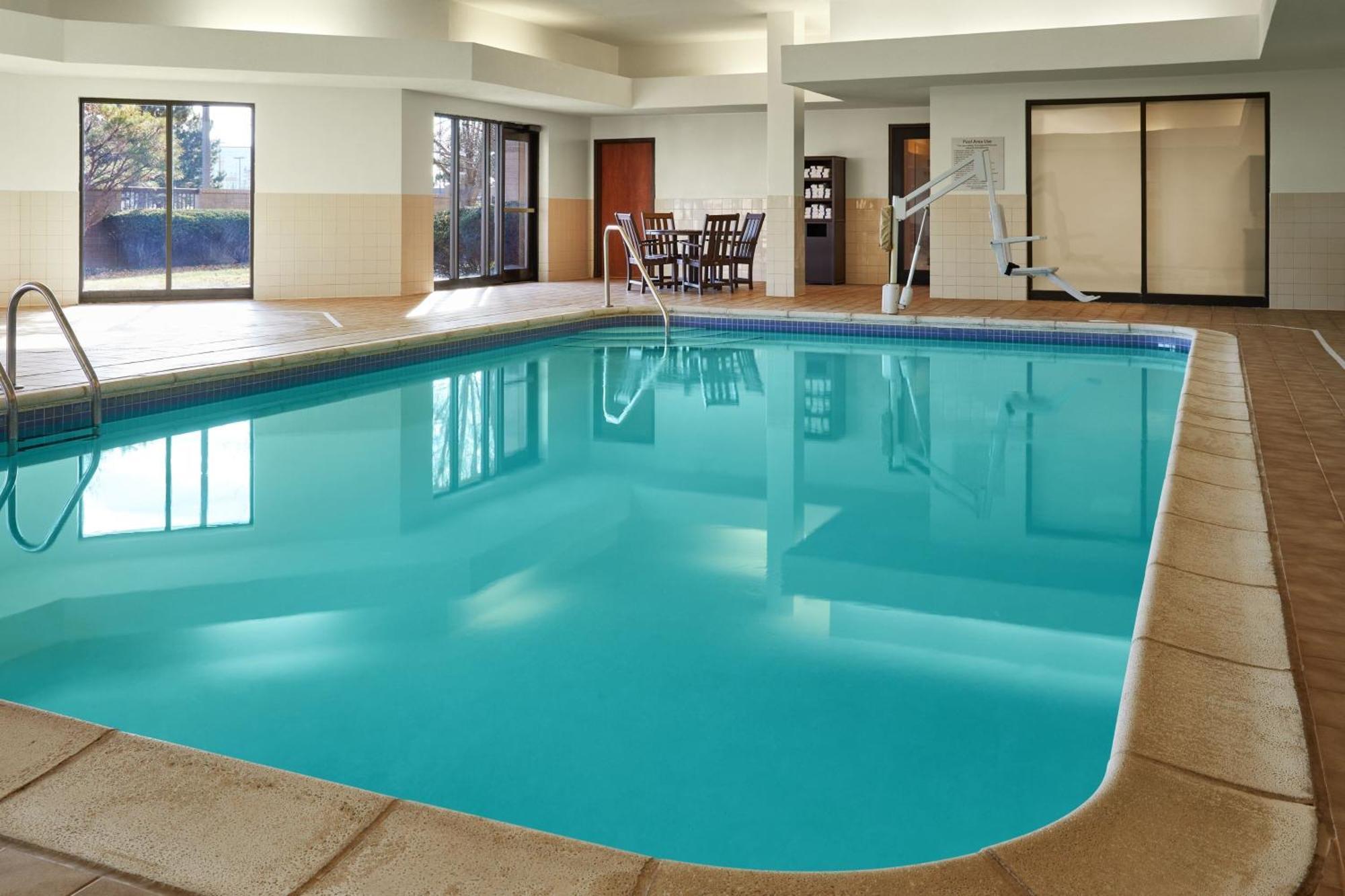 Courtyard Kansas City Overland Park / Convention Center Экстерьер фото